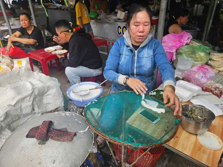 Dằn túi 5.000 đồng vẫn ăn sáng no nê ở chợ được mệnh danh ‘rẻ nhất Việt Nam’插图3 Các món ăn được người dân tự làm ở trực tiếp tại chỗ nên lúc nào cũng nóng hổi.