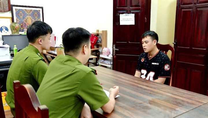 Lực lượng chức năng làm việc với Nguyễn Văn Hậu. (Ảnh: Công an Lạng Sơn)/.
