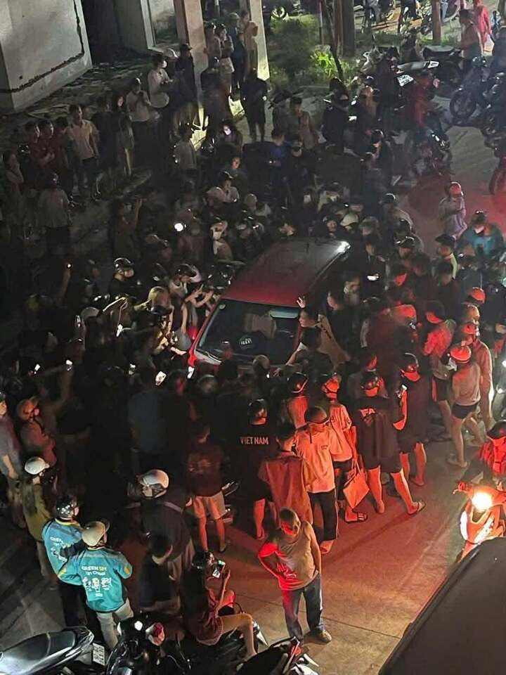 Người phụ nữ chặn đầu ô tô nghi đánh ghen: Công an Thái Nguyên vào cuộc điều tra插图1 Người dân hiếu kỳ quây kín chiếc ô tô giữa đêm. (Ảnh cắt từ clip).