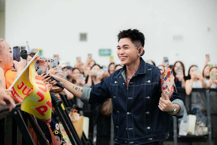 Jun Phạm hút lượng fan lớn nhờ tham gia nhiều gameshow.