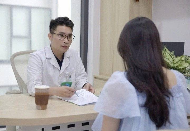 Thạc sĩ tâm lý lâm sàng Hoàng Quốc Lân tư vấn cho bệnh nhân. (Ảnh: BSCC)