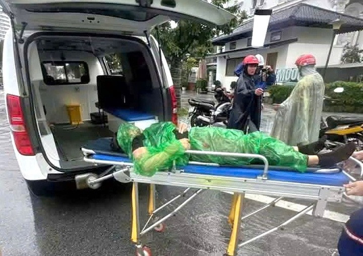 Người dân đưa người phụ nữ bị sét đánh đi cấp cứu tại bệnh viện