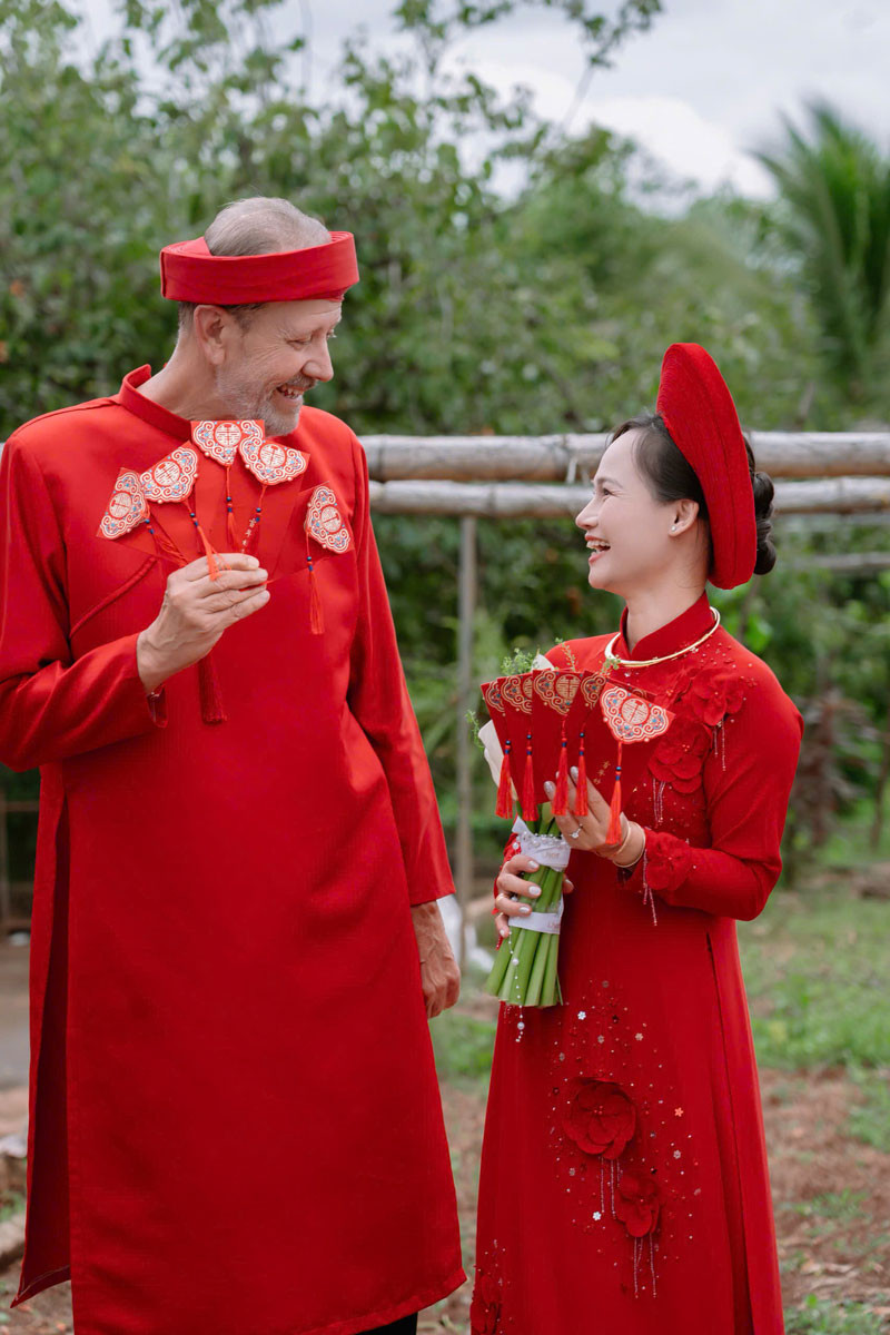 Chú rể 64 tuổi bay nửa vòng trái đất từ Mỹ về Đắk Lắk cưới vợ kém 21 tuổi插图1 anh 2.jpg