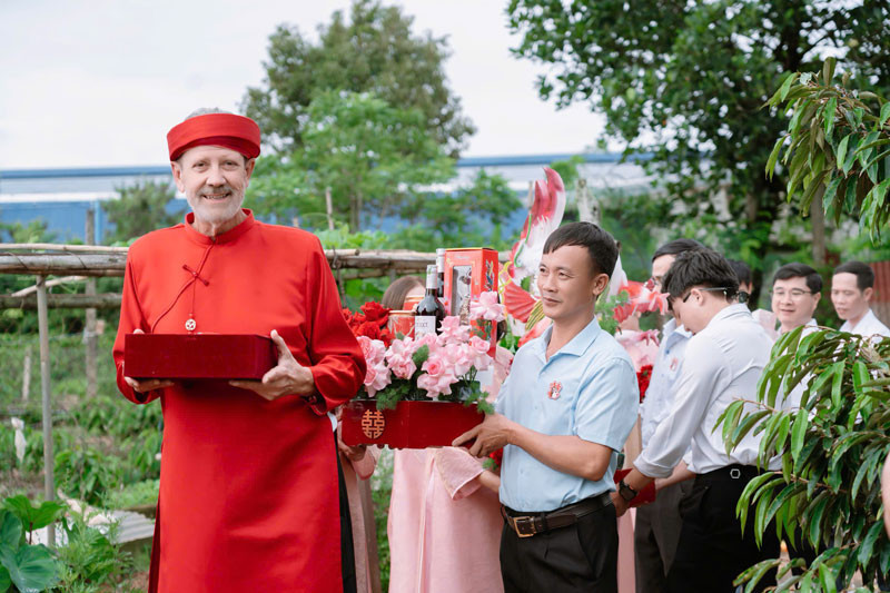 Chú rể 64 tuổi bay nửa vòng trái đất từ Mỹ về Đắk Lắk cưới vợ kém 21 tuổi插图2 anh 3.jpg