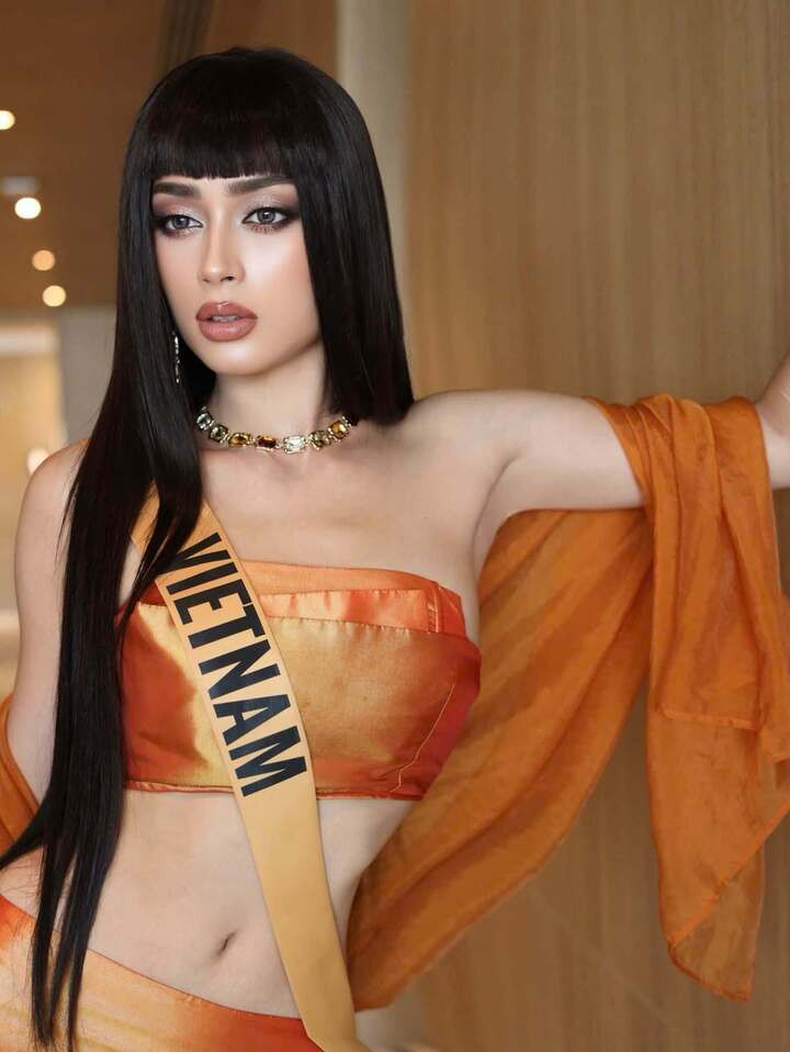 Những ngày tới, Emoura Phạm sẽ bước vào những phần thi quan trọng như trình diễn áo tắm, phỏng vấn kín và trang phục văn hóa dân tộc. Đêm bán kết Miss Grand International 2026 sẽ diễn ra ngày 7/10 và chung kết được tổ chức vào ngày 10/10 tại Thái Lan.