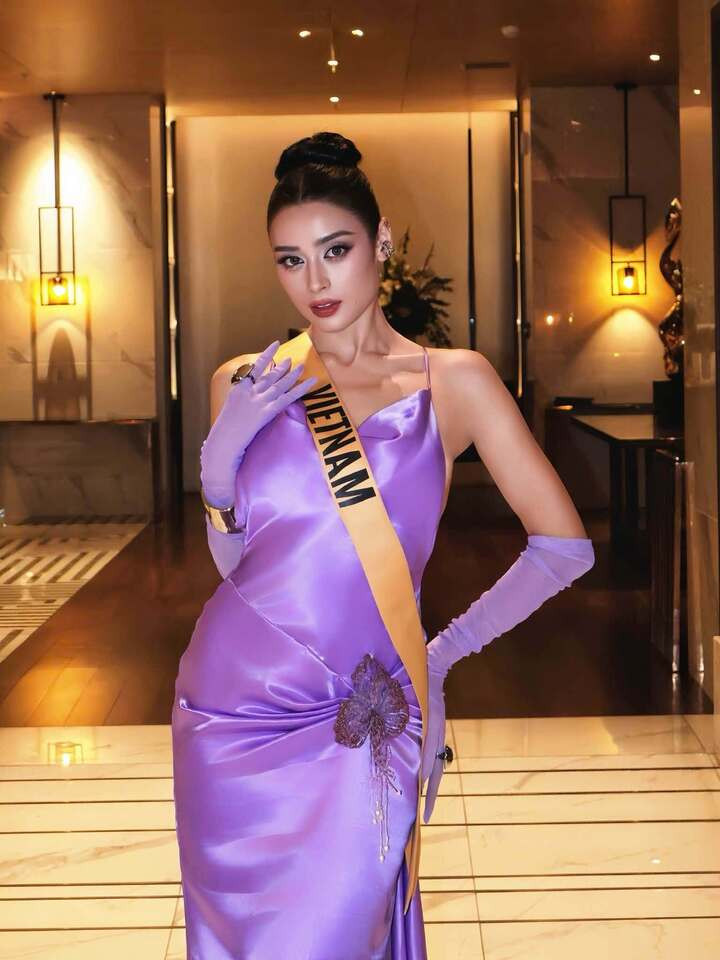 Emoura Phạm tên tiếng Việt Phạm Chấn Phương, sinh năm 2000. Cô có mẹ là người Việt, bố là người Anh gốc Nam Phi. Người đẹp từng sinh sống tại Việt Nam trước khi sang Mỹ học phổ thông từ năm 15 tuổi, qua đó tích lũy khả năng ngoại ngữ trôi chảy cùng sự thích nghi nhanh chóng với môi trường đa văn hóa.