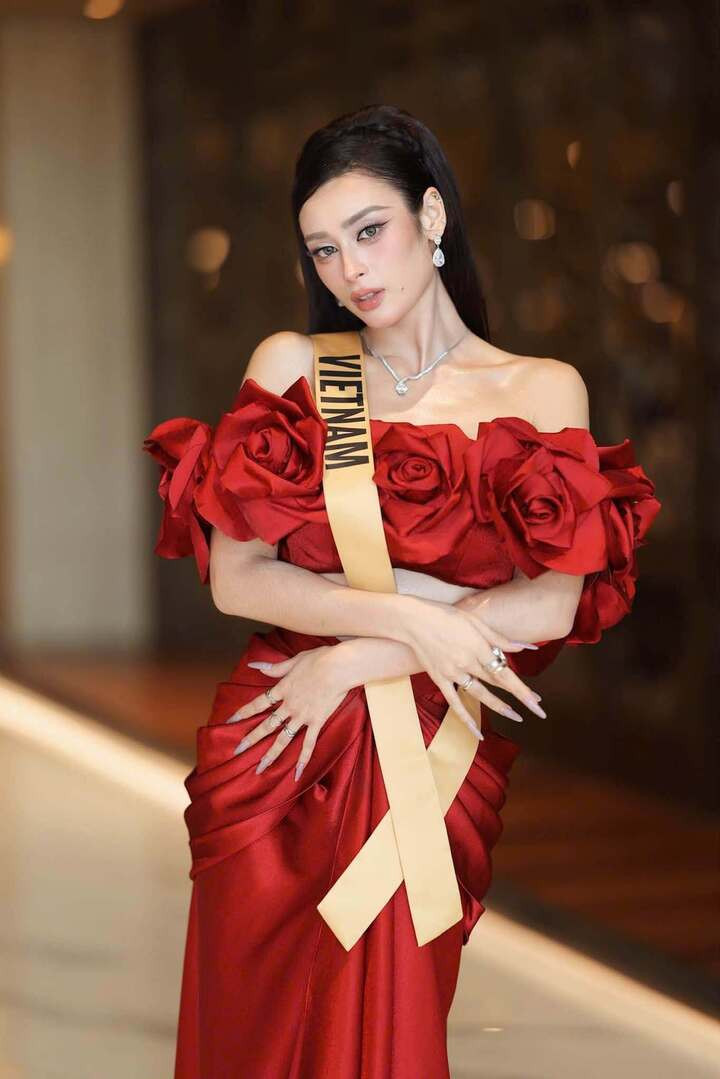 Phong cách thời trang của Emoura Phạm cũng là một trong những điểm được đánh giá cao. Nàng hậu thường lựa chọn những thiết kế nhiều màu sắc, có đường cắt xẻ và liên tục xuất hiện trong các danh sách bình chọn thí sinh mặc đẹp của một số chuyên trang sắc đẹp.