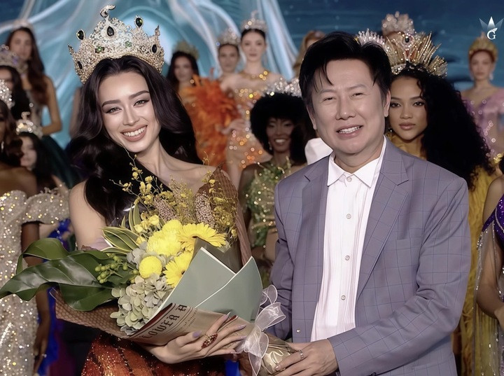Đến hiện tại, thành tích của Emoura Phạm là Top 10 Pre-Arrival (vòng bình chọn dành cho những thí sinh được yêu mến trước cuộc thi) và dẫn đầu bảng bình chọn Grand Day Experience, đồng thời là đại diện châu Á duy nhất góp mặt trong Top 10 ở hạng mục này.