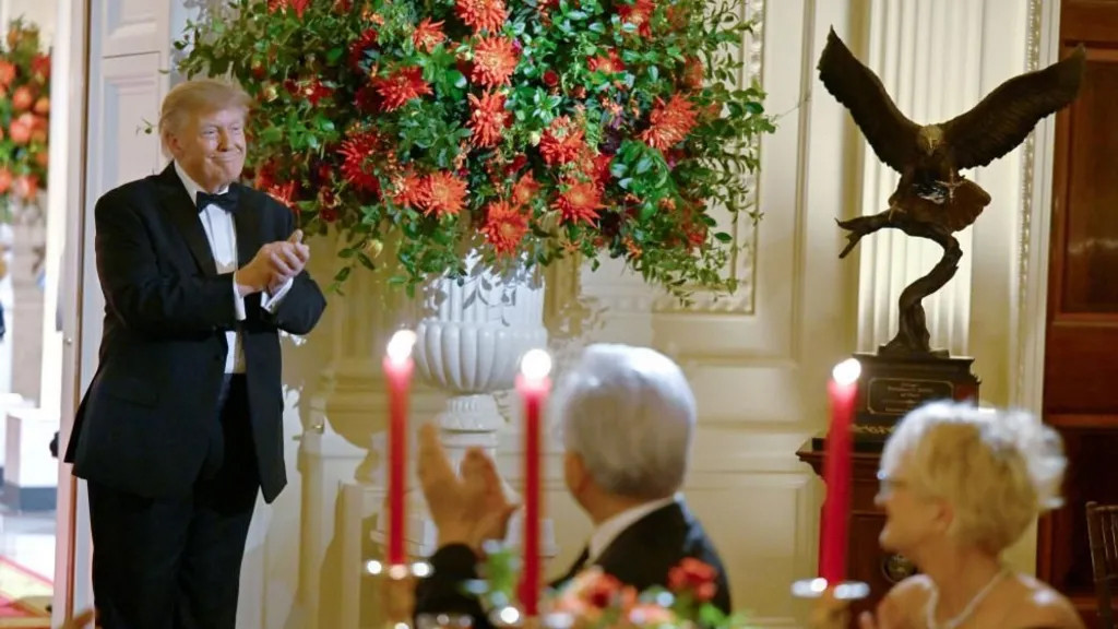 ong Trump tang tuong dai bang dau trang cho ong Tap EPA.jpg