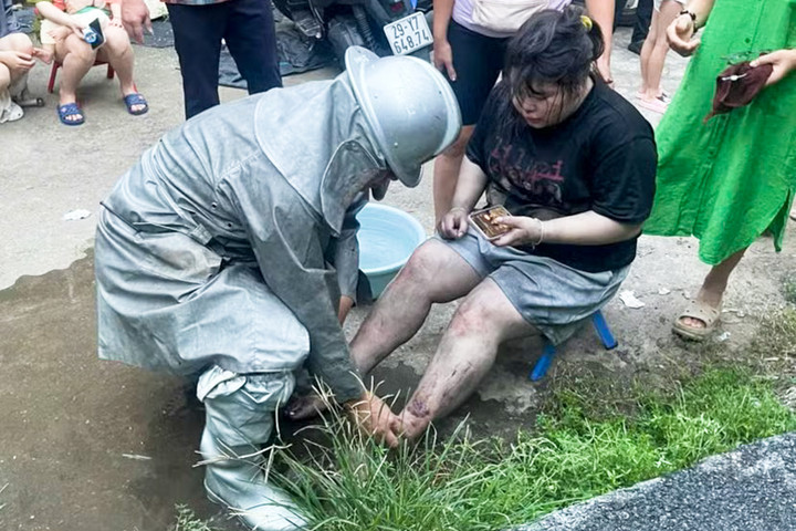 Sau khi được đưa ra khỏi khu vực nguy hiểm, người dân được lực lượng Cảnh sát Phòng cháy chữa cháy và cứu nạn cứu hộ kiểm tra tình trạng sức khỏe, sơ cứu và hỗ trợ chăm sóc ban đầu tại hiện trường.
