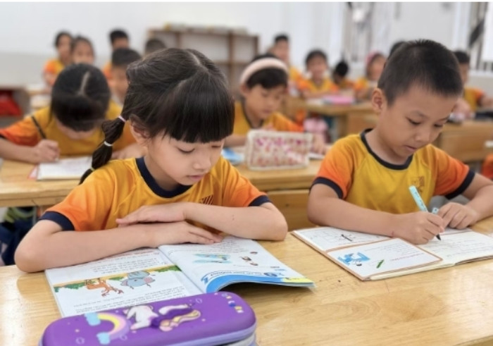 Học sinh lớp 1, trong giờ học Tiếng Việt tại Hà Nội (Ảnh: Tiền phong)