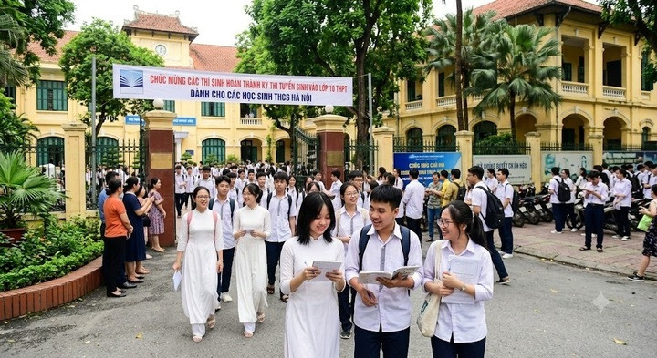 Nhiều chuyên gia cho rằng, việc thi vào lớp 10 chỉ còn hai môn Toán và Ngữ văn là giải pháp có thể chấp nhận được và trước mắt sẽ giúp giảm áp lực cho học sinh. (Ảnh minh họa: AI)