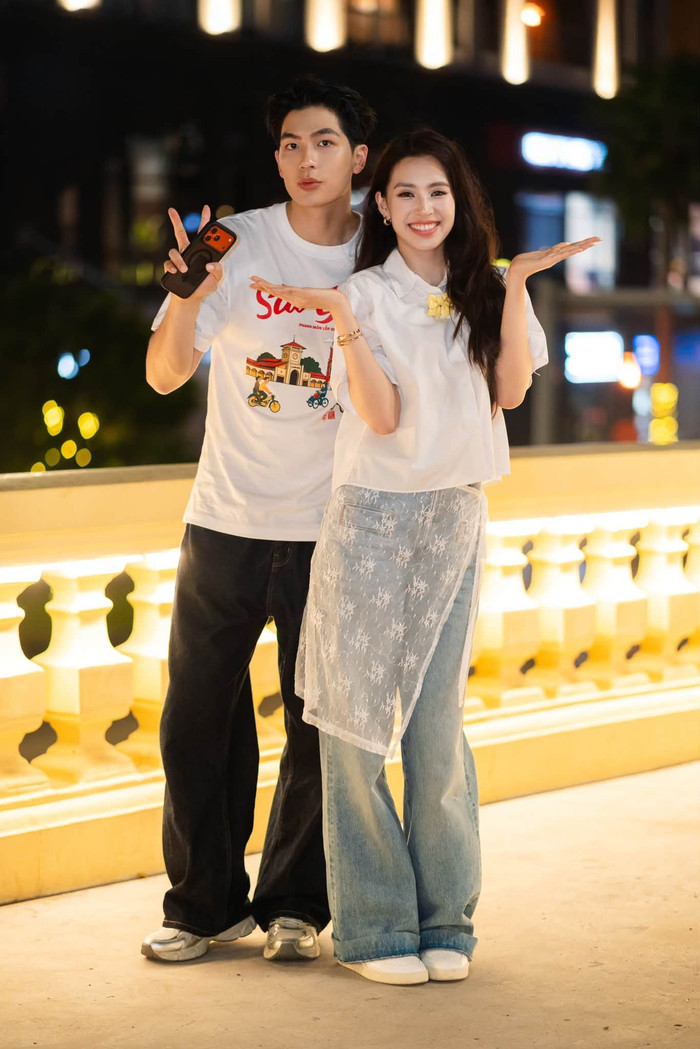 Hoa hậu Tiểu Vy thân thiết bên Quốc Anh