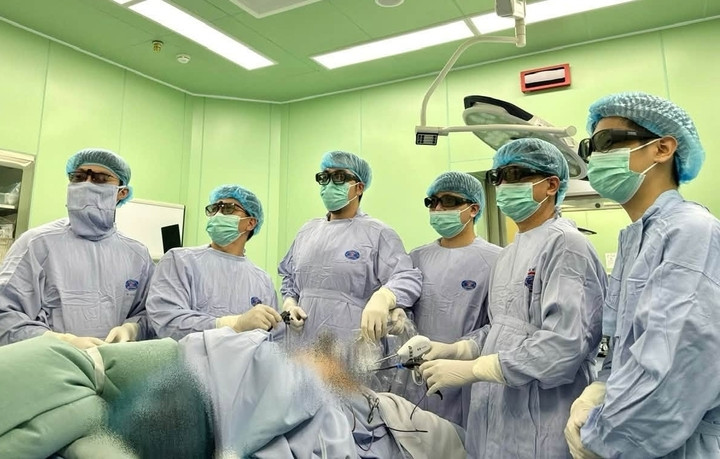 Ê kíp phẫu thuật cho bệnh nhân.
