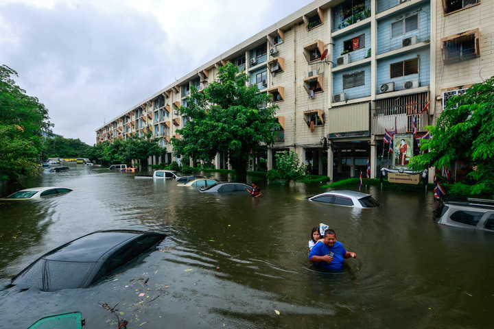 Ô tô nổi lềnh bềnh, người dân Bangkok khổ sở lội giữa ‘biển nước’
