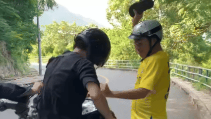 [Clip] Nhóm nam nữ đánh nhau giữa đường gây náo loạn插图1