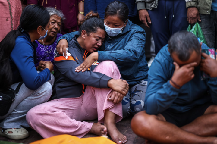 Người nhà nạn nhân mất tích trong trận lũ quét ở Nepal đang hi vọng về phép màu cuối cùng. (Ảnh: Reuters)
