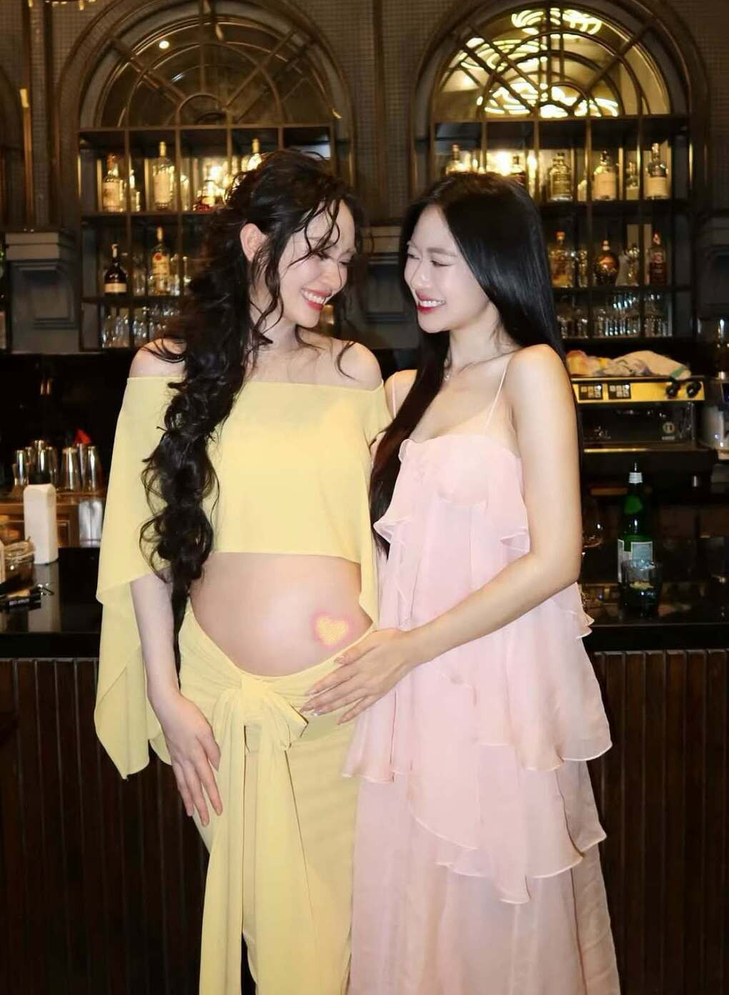 Vũ Thúy Quỳnh rạng rỡ khoe bụng bầu trong sinh nhật của mình.