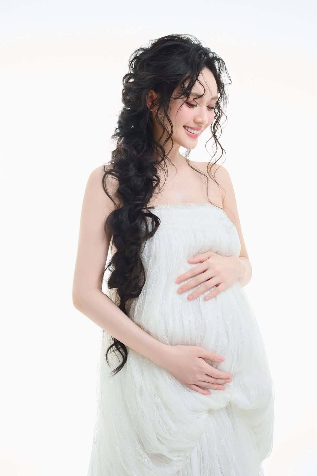 Hôm 30/8, Vũ Thúy Quỳnh khoe loạt ảnh mới thực hiện và chú thích: Mây cười với gió còn em cười với đời. Á hậu diện váy hai quây nữ tính, đặt tay lên bụng bầu và thể hiện biểu cảm hạnh phúc trước ống kính.