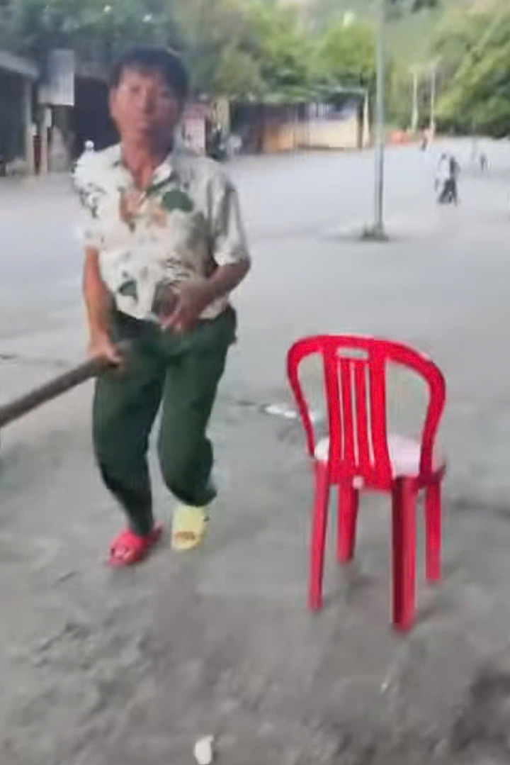 Vụ va chạm giữa nam thanh niên và người đàn ông lớn tuổi đang được Công an phường Tây Hoa Lư xác minh, làm rõ.