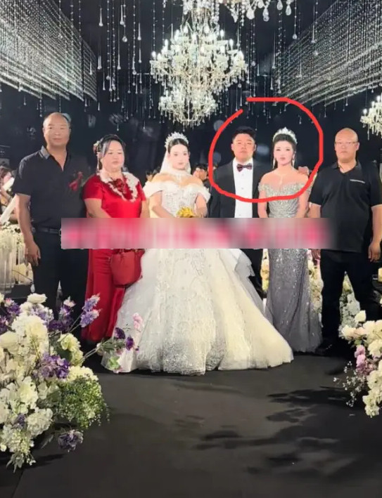 Dự đám cưới, mẹ cô dâu diện trang phục