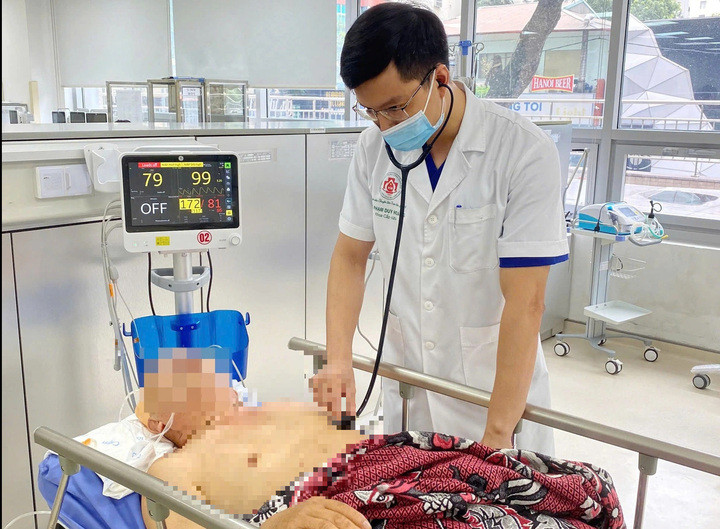 Bác sĩ điều trị cho bệnh nhân đột quỵ (Ảnh: BV 108)