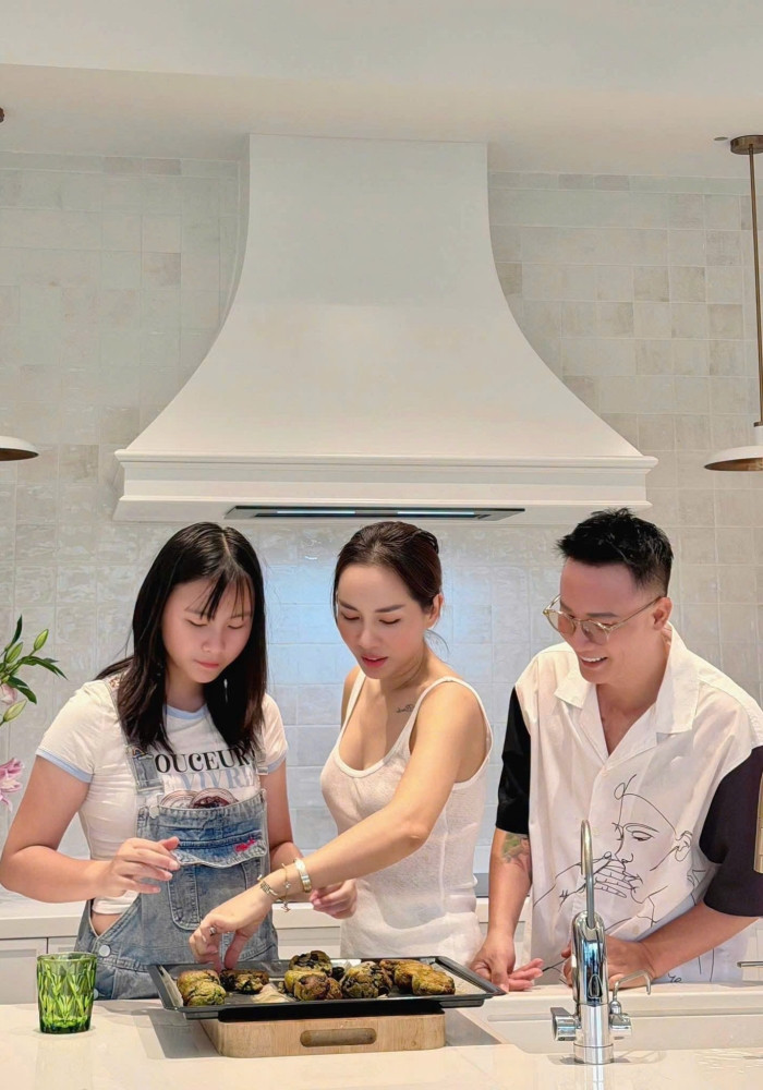 Không gian sống như mơ trong biệt thự 500m2 của Hoàng Bách và vợ cựu người mẫu插图6 https://static-images.vnncdn.net/vps_images_publish/000001/000003/2026/9/4/batch-1788496526442-1867804619790623422-2890732072171038024-d01f27bf2d1d0e0c39f7e0af0d54e104-2289.jpg