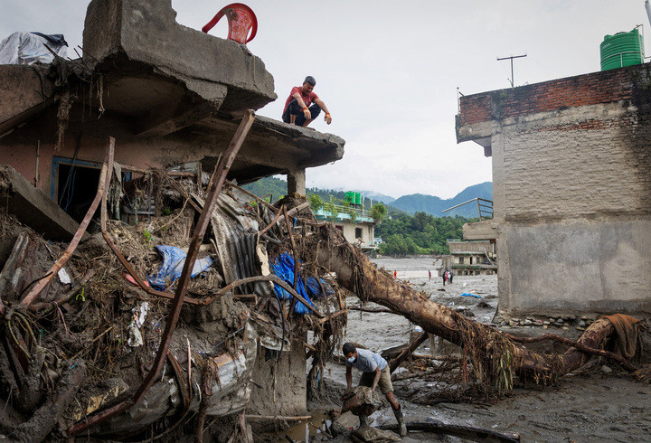 Khung cảnh đổ nát sau trận lũ. (Ảnh: Reuters)