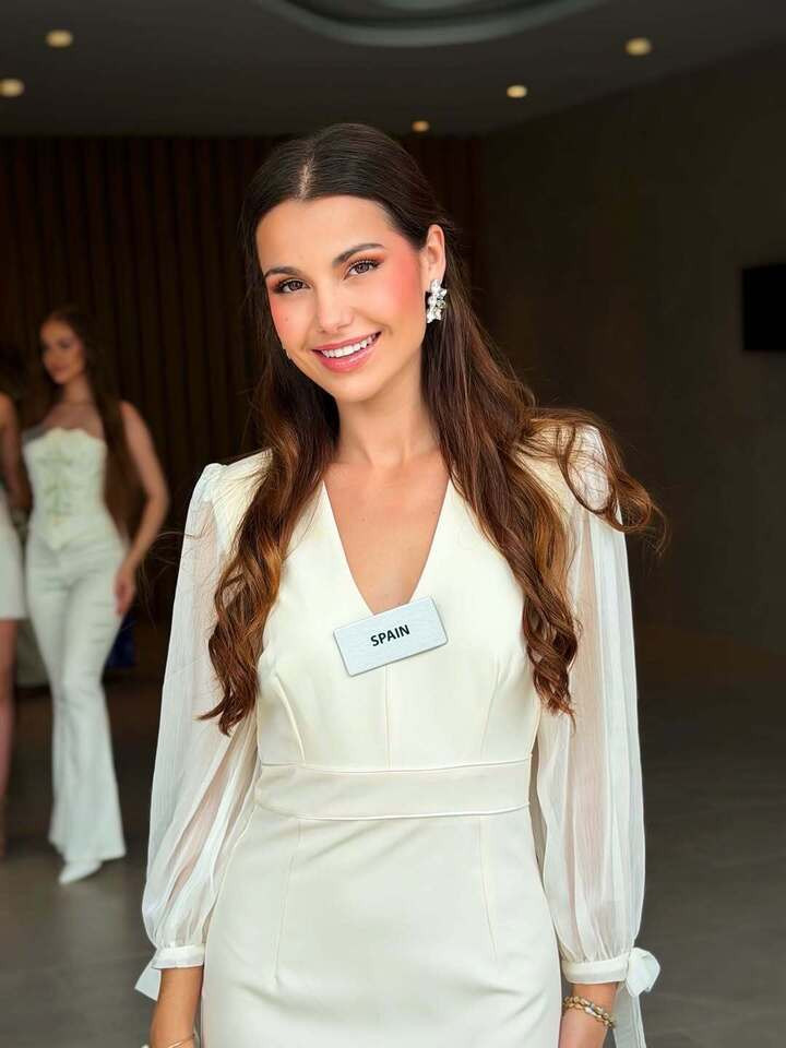Elisabeth Reynés nổi bật với thần thái tự tin trong hành trình chinh phục Miss World 2026.