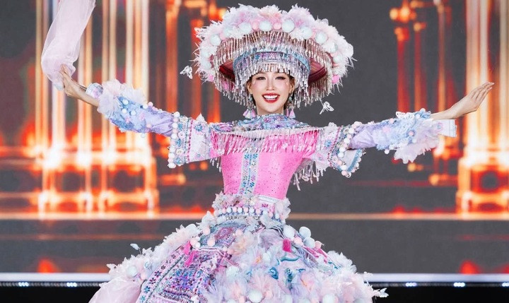 Tại vòng thi “Dances of the World”, Lê Nguyễn Bảo Ngọc trình diễn trang phục “Lưng trời vương nắng”. Thiết kế lấy cảm hứng từ hình ảnh thiếu nữ Tây Bắc trong điệu múa khèn của đồng bào H‘Mông mỗi độ xuân về. Trang phục là sự hòa quyện giữa sắc xanh của núi rừng, sắc hồng của mùa hoa và những họa tiết thổ cẩm mang đậm bản sắc vùng cao.