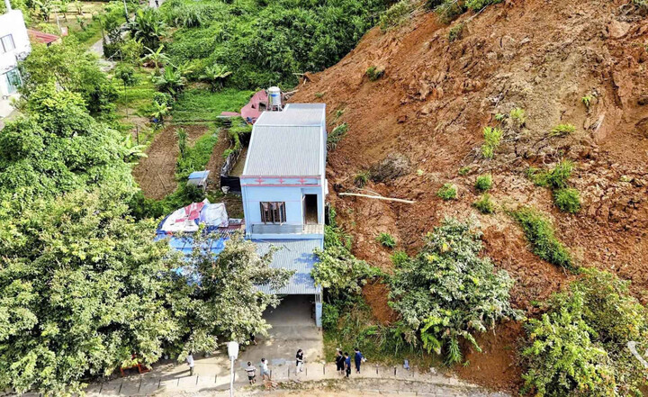 Căn nhà của gia đình bà Ma Thị Huyền bị đất đá từ taluy dương bất ngờ sạt xuống.