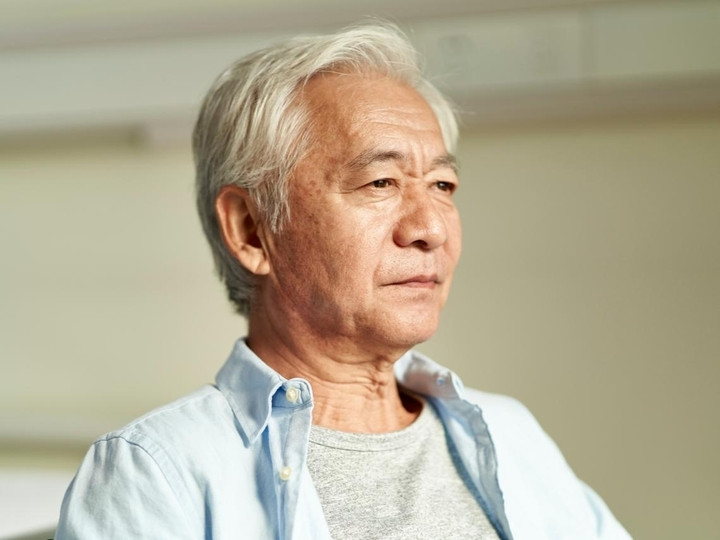 Cho con cầm hết tiền, tôi chịu cảnh sống ăn bám. (Ảnh minh họa: iStock)