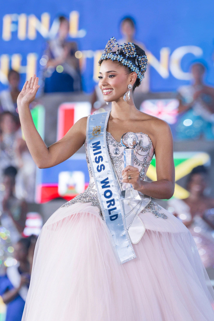 Loạt ảnh đời thường của Top 3 Miss World 2026插图 Joheirry Mola, đại diện Cộng hòa Dominica, là người giành vương miện Miss World 2026. Trước khi bước lên sân khấu chung kết, cô gây chú ý bởi hình ảnh chỉn chu, tự tin trong các hoạt động của cuộc thi.