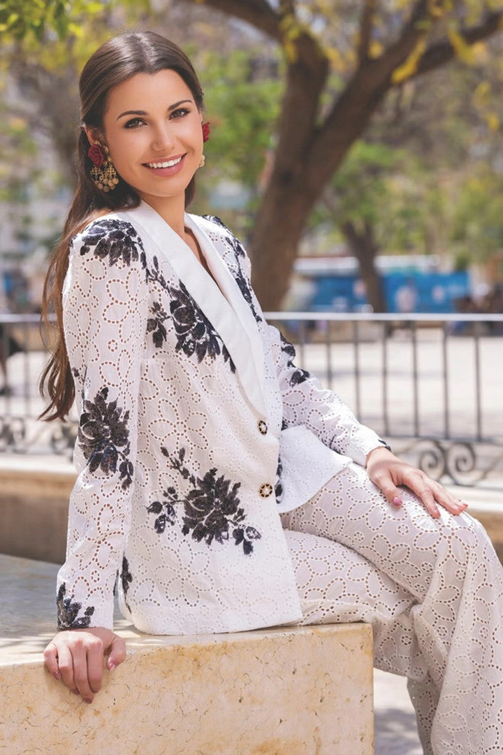 Loạt ảnh đời thường của Top 3 Miss World 2026插图5 Cô thường lựa chọn trang phục thanh lịch, nữ tính và kín đáo. Hình ảnh của cô cũng gắn với các sở thíchnhư du lịch, thiết kế đồ họa, thời trang, nhảy múa và hội họa.