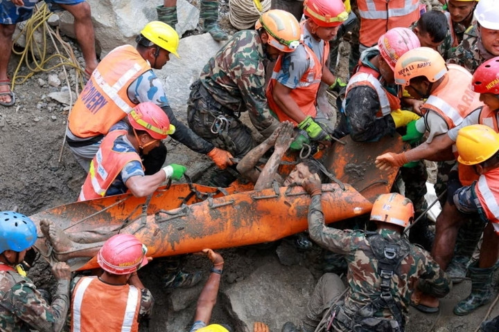 Đội tìm kiếm và cứu hộ khiêng Kabir Maharjan ra khỏi đường hầm. (Ảnh: Reuters)