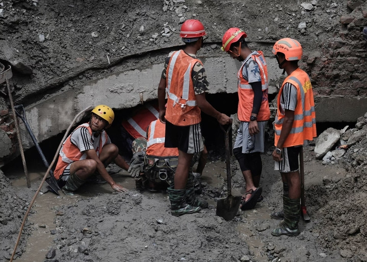 Thành viên đội cứu hộ nỗ lực tiến vào đường hầm tại Nhà máy thủy điện Upper Trishuli 3A để tìm kiếm người sống sót. (Ảnh: Reuters)