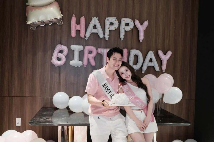 Việt Anh – Quỳnh Nga sau khi công khai yêu, ngày càng tình tứ插图2 Việt Anh và Quỳnh Nga có ngày sinh nhật chỉ cách nhau một ngày. Khi còn là bạn bè, hai người thường tổ chức sinh nhật chung.