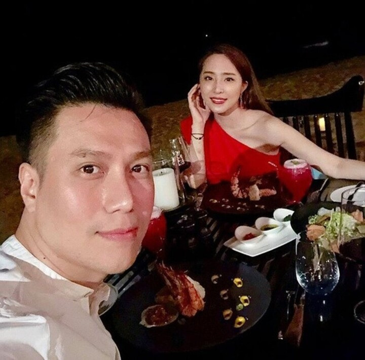 Việt Anh – Quỳnh Nga sau khi công khai yêu, ngày càng tình tứ插图13 Việt Anh sinh năm 1981, là gương mặt quen thuộc của màn ảnh phía Bắc. Anh được khán giả biết đến từ Chạy án, sau đó ghi dấu qua Người phán xử, Sinh tử, Hướng dương ngược nắng... Nam diễn viên được phong tặng danh hiệu NSƯT năm 2023. Trước khi đến với Quỳnh Nga, anh từng trải qua hai cuộc hôn nhân và có hai con riêng.