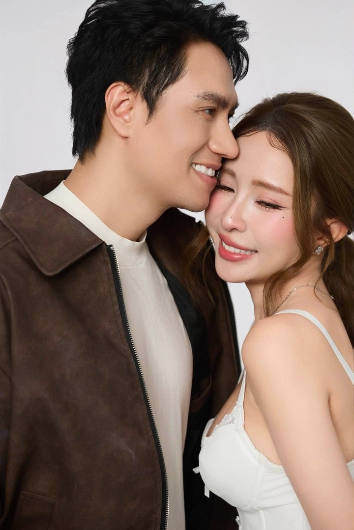 Không chỉ thể hiện tình cảm trong những khoảnh khắc đời thường, Việt Anh và Quỳnh Nga còn rủ nhau thực hiện các bộ ảnh để ghi dấu chặng đường mới trong mối quan hệ.