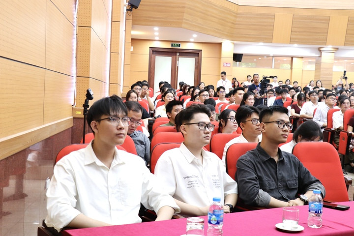 Từ trái qua phải, 3 gương mặt thủ khoa: Nguyễn Đức Anh Quân - Phạm Đức Thành - Phạm Quang Minh.