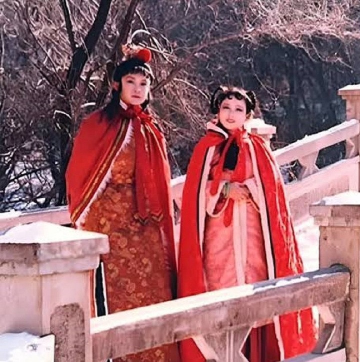 Tiết Bảo Cầm và Giả Bảo Ngọc trong phim truyền hình “Hồng lâu mộng”.