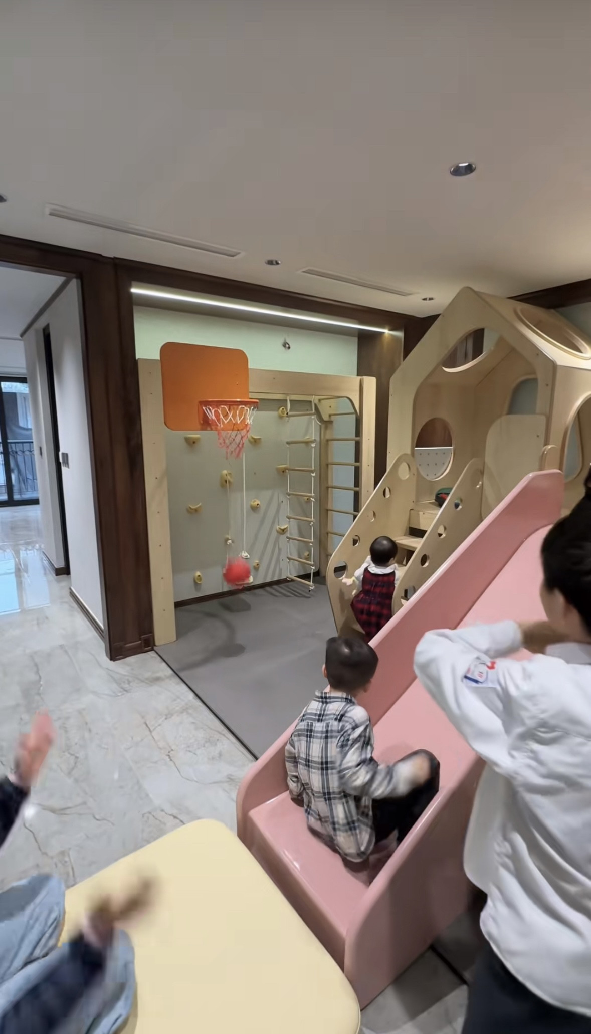 Trong nhà có xây riêng một phòng chơi của trẻ em.