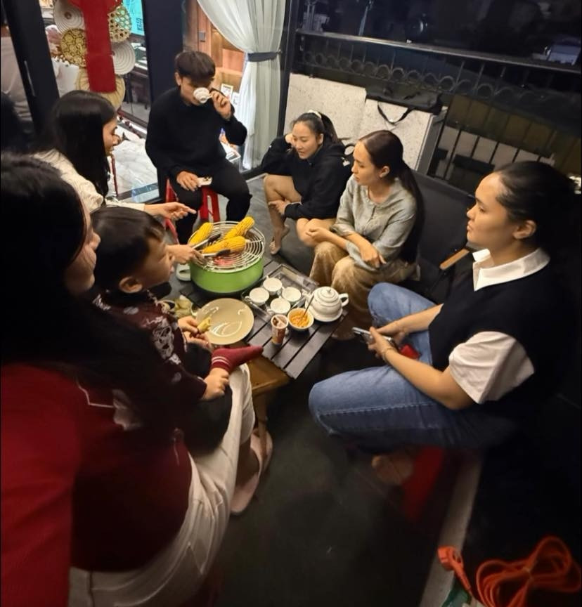 Vợ chồng Duy Mạnh - Quỳnh Anh mời bạn bè đến tổ chức tiệc tại gia.