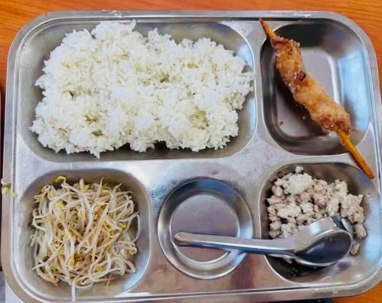Suất ăn có giá 40.000 đồng của học sinh Trường Tiểu học Trung Giã B, Hà Nội.