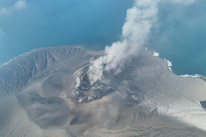 Núi lửa Anak Krakatau phun dung nham và tro bụi.